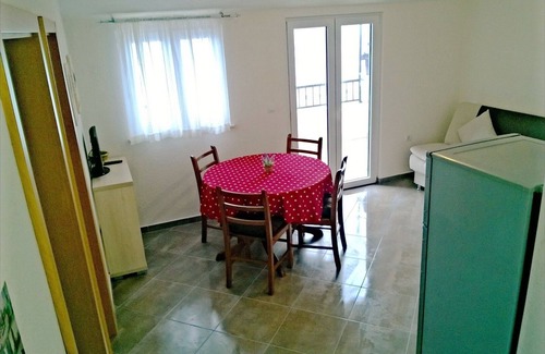 Gdinj Apartment | Two bedroom apartment near beach Cove Virak, Hvar (A-12321-a)