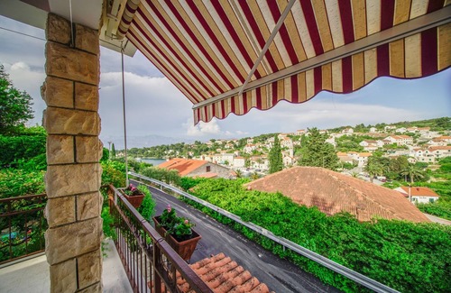 Splitska Apartment | Two bedroom apartment with terrace and sea view Splitska, Brač (A-2857-a)