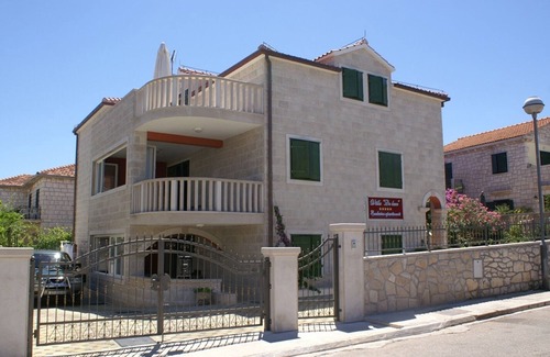 Supetar Apartment | Two bedroom apartment with terrace and sea view Supetar, Brač (A-4274-a)