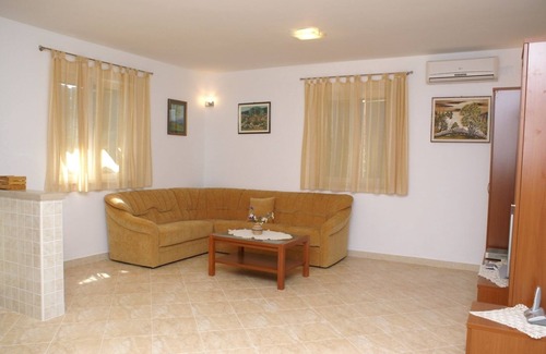 Supetar Apartment | Two bedroom apartment with terrace and sea view Supetar, Brač (A-4274-a)