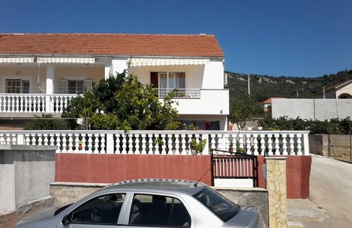 Vinisce Apartment | Two bedroom apartment with terrace and sea view Vinišće, Trogir (A-12248-a)