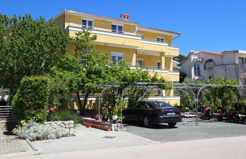 Baska Apartment | Two bedroom apartment with terrace Baška, Krk (A-18716-a)