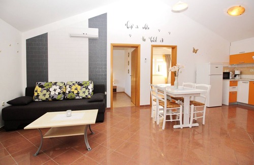 Baska Apartment | Two bedroom apartment with balcony and sea view Baška, Krk (A-18794-b)