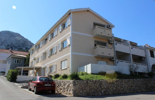 Baska Apartment | Two bedroom apartment with balcony and sea view Baška, Krk (A-18794-b)