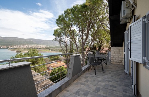 Donji Karin Apartment | Two bedroom apartment with terrace and sea view Donji Karin, Novigrad (A-22350-b)