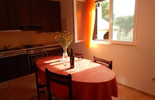 Cove Osibova (Milna) Apartment | Two bedroom apartment with terrace Cove Osibova, Brač (A-23774-a)