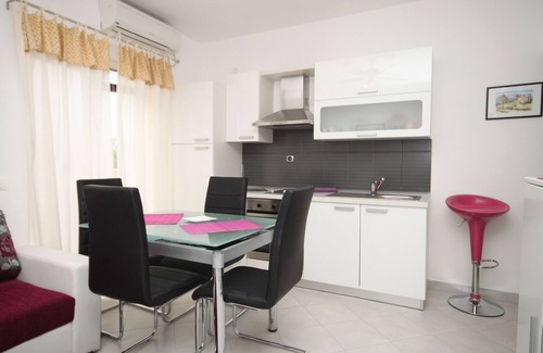 Ivan Dolac Apartment | Two bedroom apartment with balcony and sea view Ivan Dolac, Hvar (A-8734-f)
