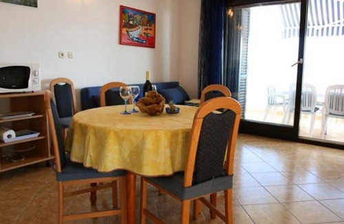 Ruskamen Apartment | Two bedroom apartment with terrace and sea view Lokva Rogoznica, Omiš (A-22069-a)