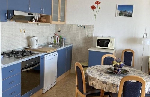 Ruskamen Apartment | Two bedroom apartment with terrace and sea view Lokva Rogoznica, Omiš (A-22069-a)