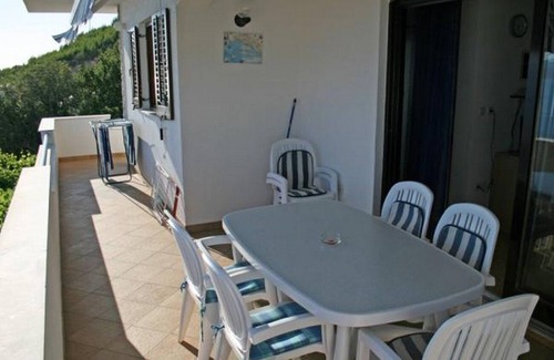 Ruskamen Apartment | Two bedroom apartment with terrace and sea view Lokva Rogoznica, Omiš (A-22069-a)