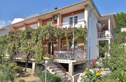 Palit Apartment | Two bedroom apartment with terrace Palit, Rab (A-17881-b)