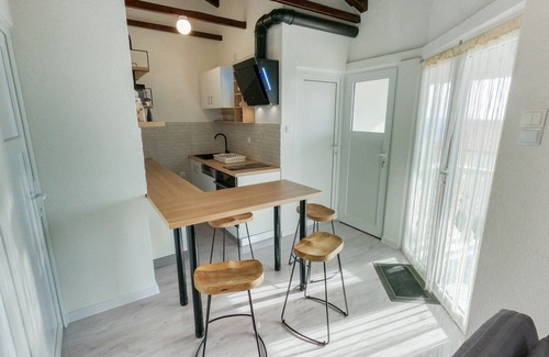 Milna Apartment | Two bedroom apartment with terrace and sea view Milna, Vis (A-8895-a)