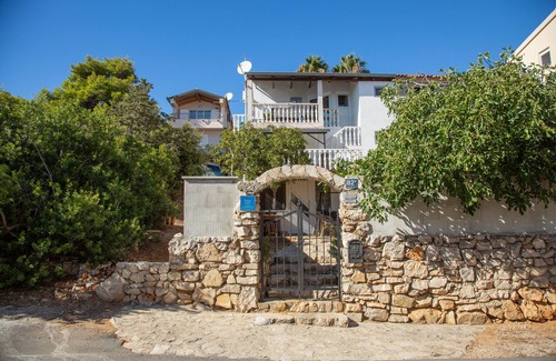 Milna Apartment | Two bedroom apartment with terrace and sea view Milna, Vis (A-8895-a)
