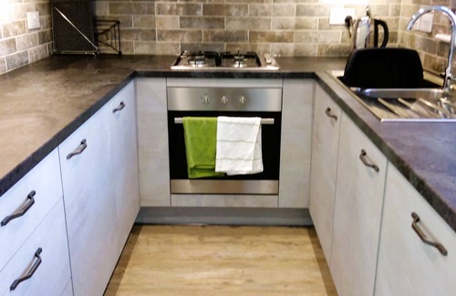 Filey House | Two bedroom cottage, sleeps 4, light and modern decor - Gym & Pool free- no pets