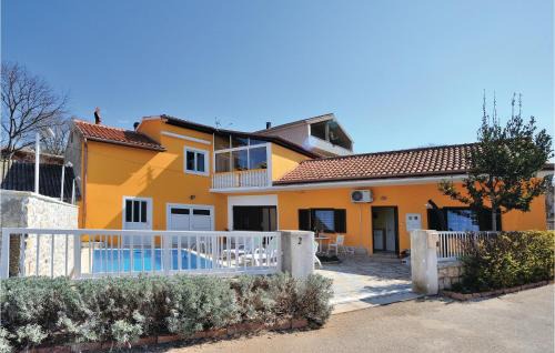 Krusevo House | Two-Bedroom Holiday Home Krusevo With An Outdoor Swimming Pool 04