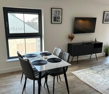 Portrush Apartment | Two bedroom, Sleeps 6 Centre of Portrush Main Street Coastal Links apartment 11
