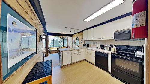 Mammoth Lakes Apartment | Two Bedroom Units at 1849 Condos with 3 Hot Tubs & Slopeside