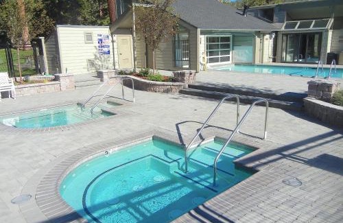Mammoth Lakes Apartment | Two Bedroom Units at 1849 Condos with 3 Hot Tubs & Slopeside
