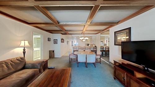 Mammoth Lakes Apartment | Two Bedroom Units at 1849 Condos with 3 Hot Tubs & Slopeside