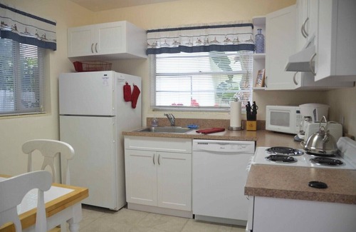 Pompano Beach House | Two Blks to Beach, Free Wi-fi, Eat-in Kitchen, Pets OK