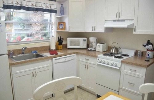Pompano Beach House | Two Blks to Beach, Free Wi-fi, Eat-in Kitchen, Pets OK
