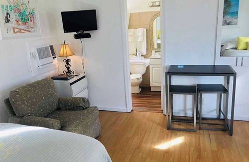 Survey Creek Hotel | Two double bed studio with full kitchen on 2nd floor .
