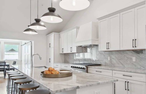 Central Business District Hotel | Two Expansive CBD Units Near French Quarter