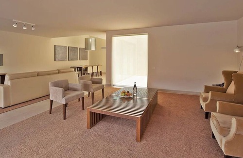 Salgados House | TWO Family-friendly 2BR Villas, Private Pool, Full Kitchen and Pet-friendly!