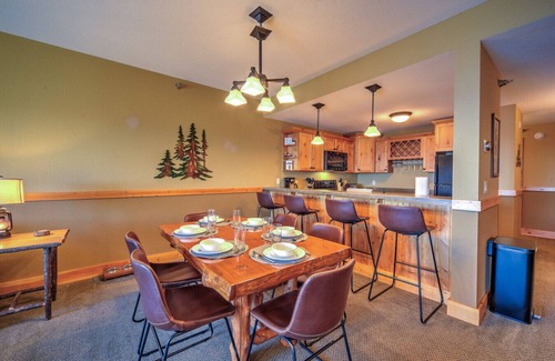 Two Harbors Condo | Two Harbors Lakefront 2BR | Pool | Hot Tub & Sauna | Pet Friendly | EV Charger