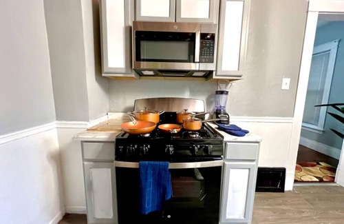 Niagara Falls House | Two Homes, 5 Min to Falls, Sleeps 20, 4 Min Apart