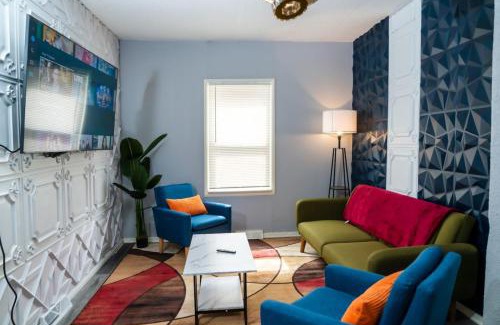 Niagara Falls House | Two Homes, 5 Min to Falls, Sleeps 20, 4 Min Apart