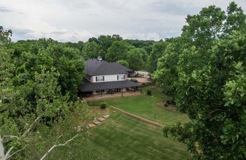 Fayetteville House | Two houses 7 bedrooms 3 King beds 7400 sq ft