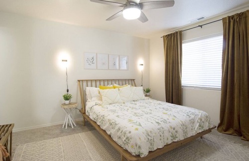 Caldwell House | TWO Houses NEXT DOOR! 6bed/4bath Sleeps 16 total!