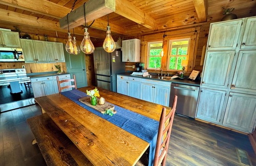 Wilson Creek Cabin | TWO King Suites. 4br,3ba. Grayson Highlands State Park, Virginia Creeper Trail.