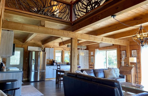 Wilson Creek Cabin | TWO King Suites. 4br,3ba. Grayson Highlands State Park, Virginia Creeper Trail.