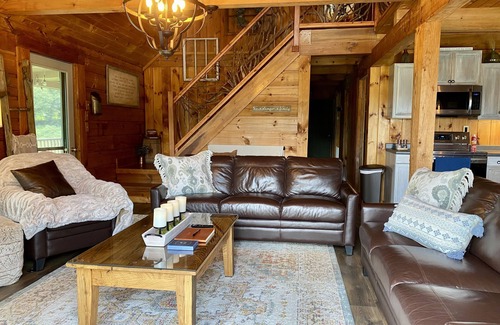 Wilson Creek Cabin | TWO King Suites. 4br,3ba. Grayson Highlands State Park, Virginia Creeper Trail.