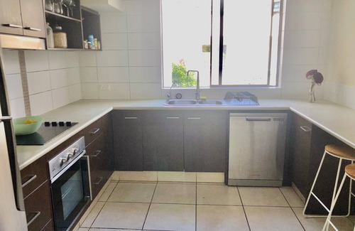 Surfers Paradise Apartment | Two-Level Apartment in Central Surfers Paradise, Suitable for Families