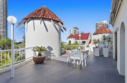 Surfers Paradise Apartment | Two-Level Apartment in Central Surfers Paradise, Suitable for Families