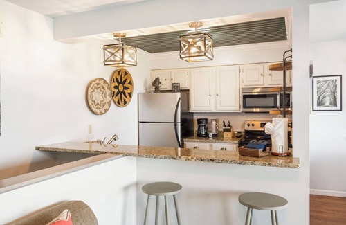 Indian Point Condo | Two Level Condo w Two Decks near Silver Dollar City & Indian Point Marina - Free Tickets