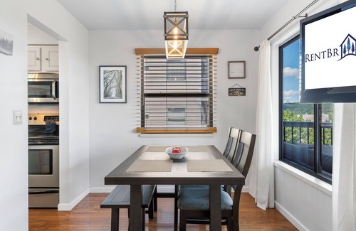 Indian Point Condo | Two Level Condo w Two Decks near Silver Dollar City & Indian Point Marina - Free Tickets
