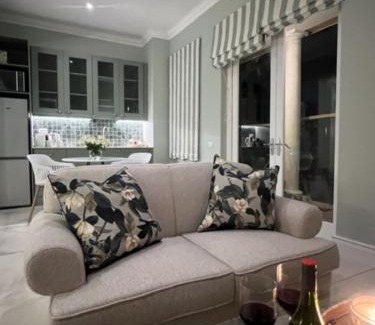Rondebosch House | Two on Milner - ARUM COTTAGE - Stylish open-plan Guesthouse in Rondebosch