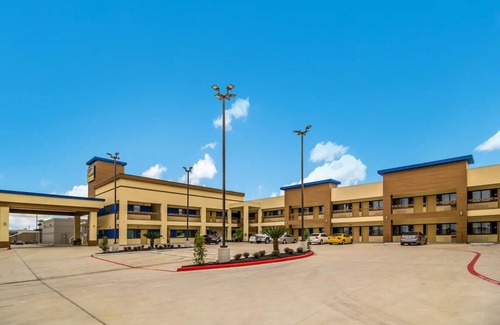 Houston House | Two Queen Bed, Scottish Inns, Guest Laundry, Near The Galleria, Free Parking