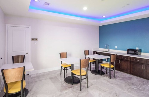 Houston Hotel | Two Queen Bed, Scottish Inns, Guest Laundry, Near The Galleria, Free Parking