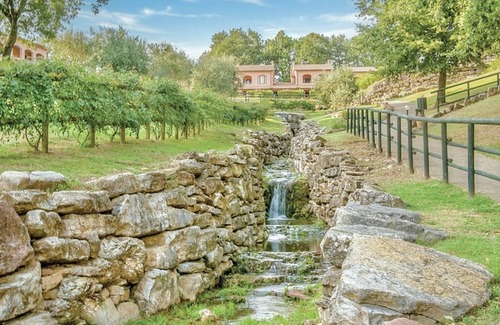 Sorano Apartment | Two-room apartment of approximately 60 m2 located on the ground floor or first floor with air conditioning, independent heating and wi fi connection.Composed of a living room with equipped kitchenette, fridge, microwave oven, toaster, sofa and satellite