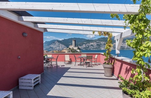 Malcesine Apartment | TWO ROOM .La Pergola central area,garden,swimming pool,parking,wi-fi,air cond