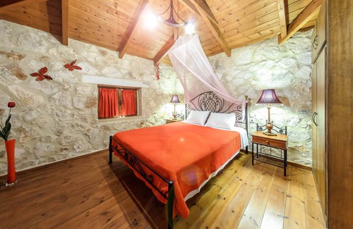 Akrotiri Villa | Two-Storey Villa with Private Pool