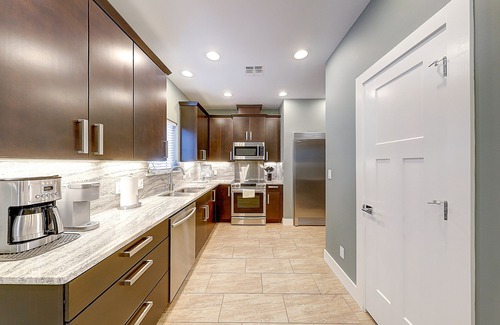 Corpus Christi Condo | Two-Story Condo Near the Beach W/Shared Pool & Free WiFi