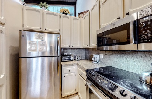 Mammoth Lakes Condo | Two-story condo w/mountain views, balcony, gas grill, & wood-burning fireplace