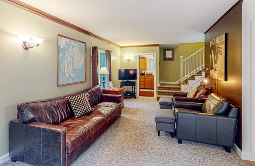 Otter Creek House | Two-story mountain view home with a full kitchen, fast WiFi, firepit, & patio