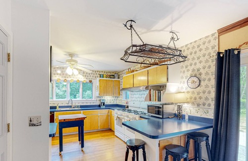 Otter Creek House | Two-story mountain view home with a full kitchen, fast WiFi, firepit, & patio